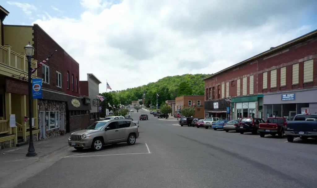 places to stay in munising mi downtown