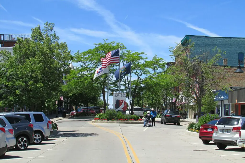 places to stay in south haven michigan close to center