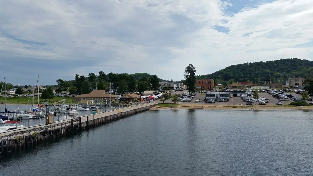 places to stay in munising mi waterfront