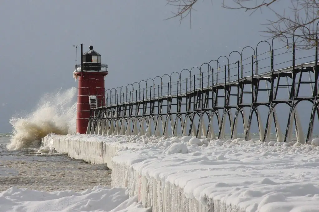 places to stay in south haven michigan close to lighthouses