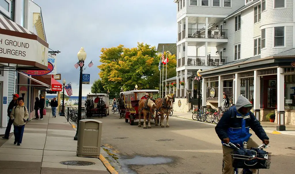 places to stay on mackinac island downtown