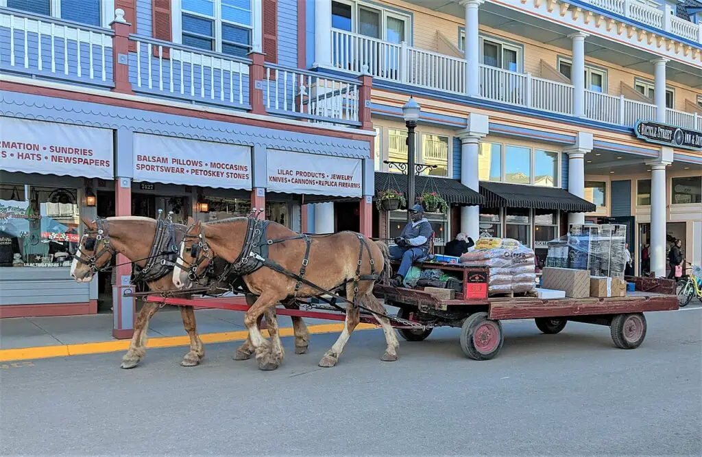 places to stay on mackinac island - downtown