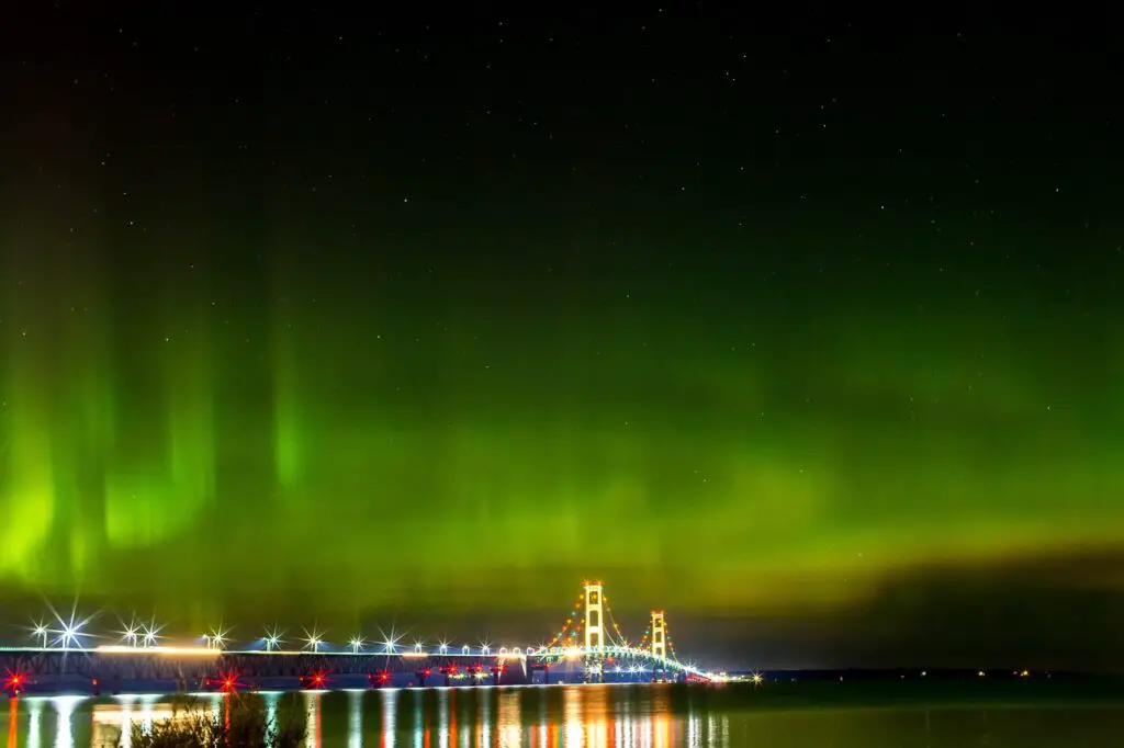 places to stay in mackinaw city northern lights over bridge