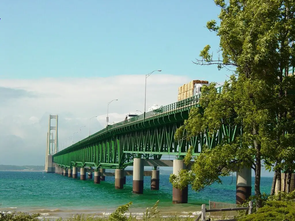 places to stay in mackinaw city view of mighty Mac